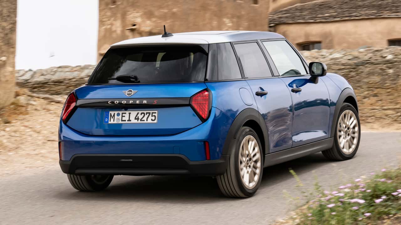 Mini Cooper S Fünftürer in Blazing Blue (Juli 2024)