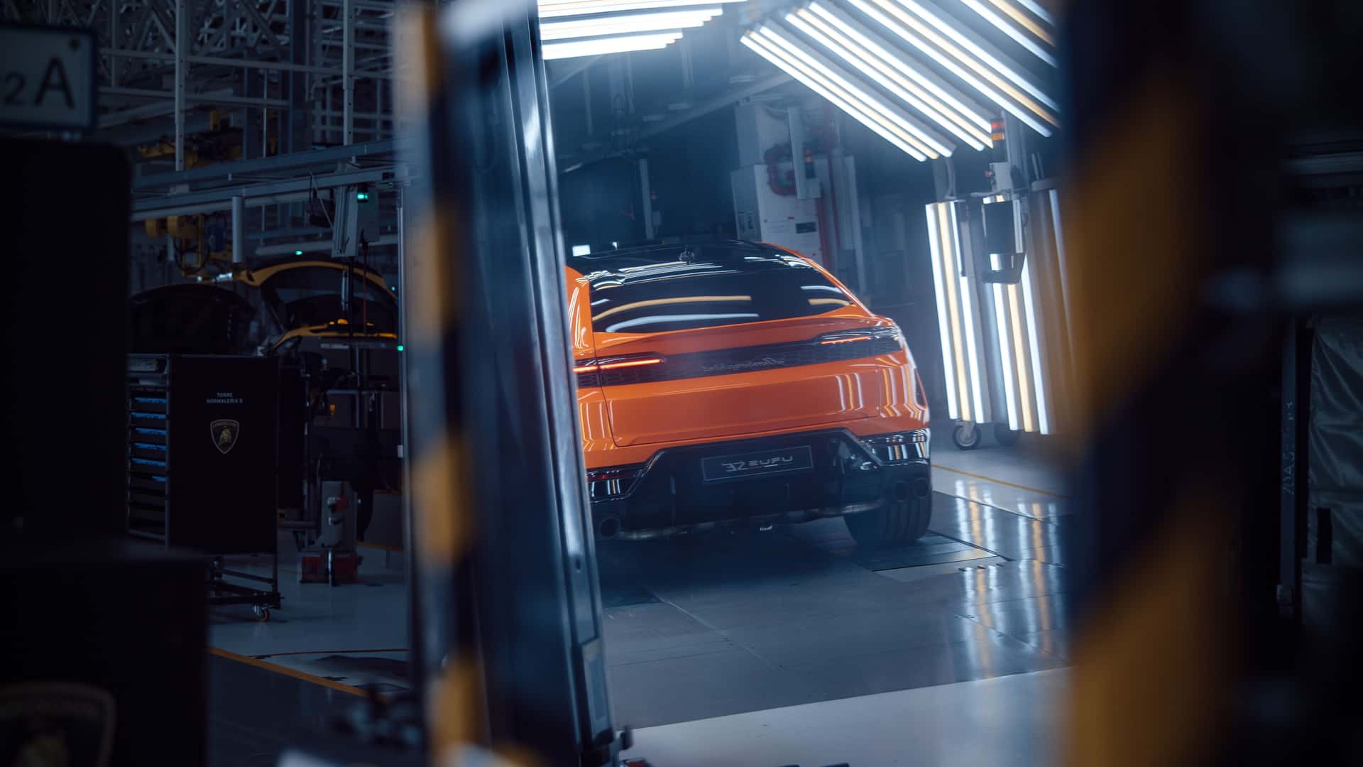 https://cdn.motor1.com/images/mgl/40KXJZ/s1/lamborghini-urus-se.jpg