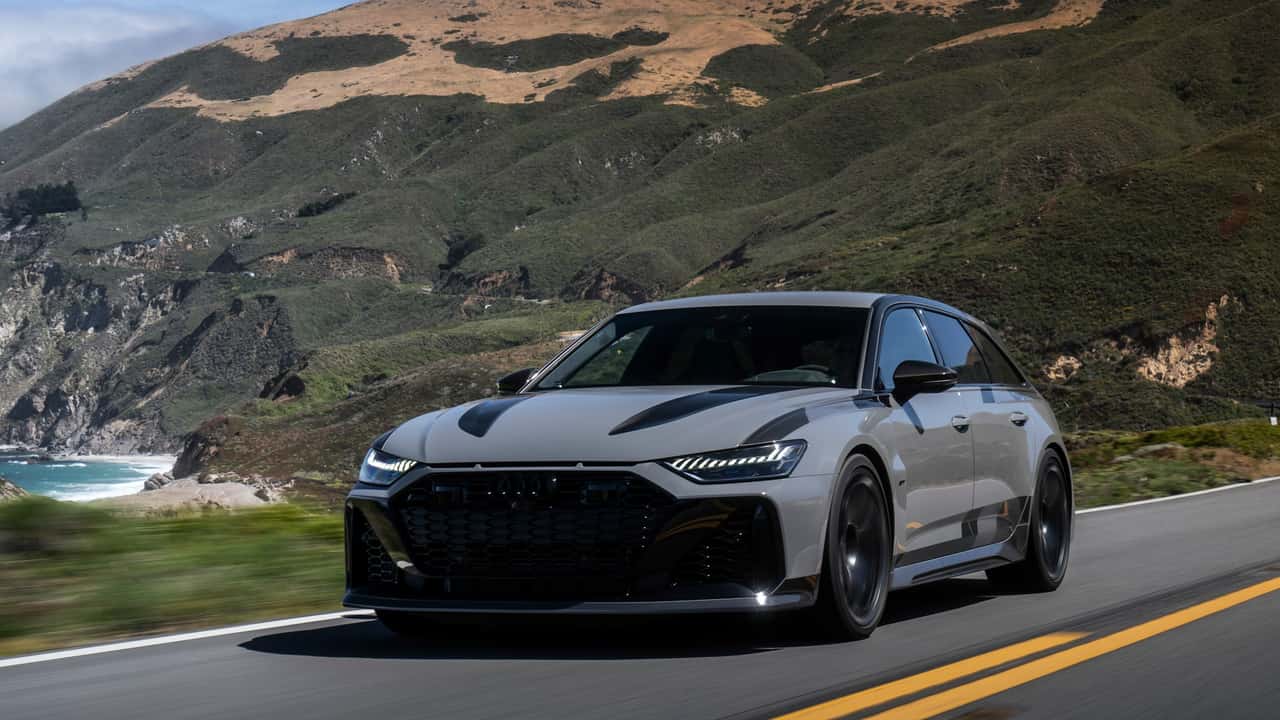Audi RS 6 Avant GT in den Farben Nardograu und Arkonaweiß zusammen mit dem Audi 90 quattro IMSA GTO  
