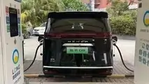 Denza D9 con 2 porte di ricarica