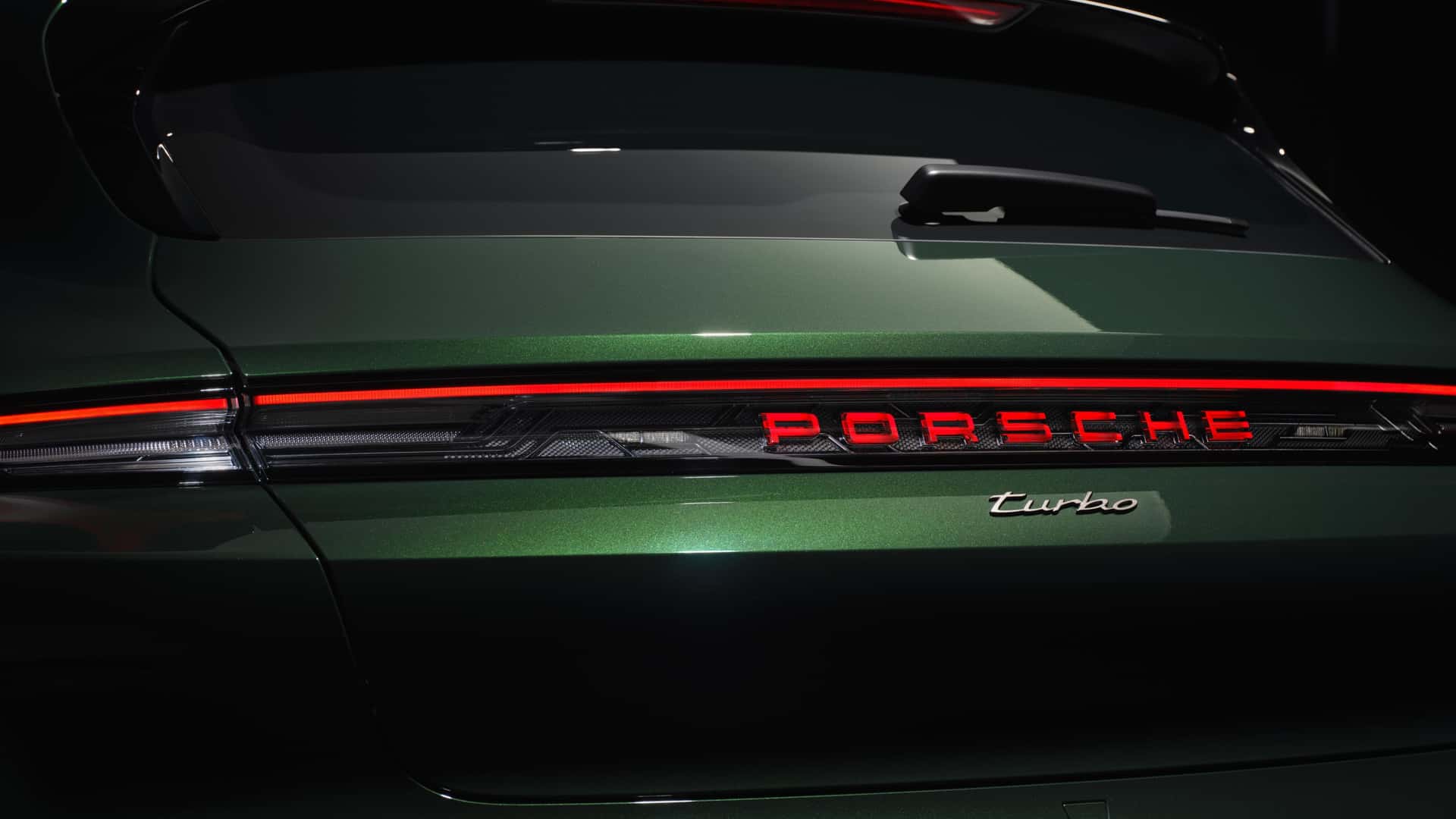 https://cdn.motor1.com/images/mgl/40NMQ1/s1/porsche-taycan-cross-turismo-2024.jpg