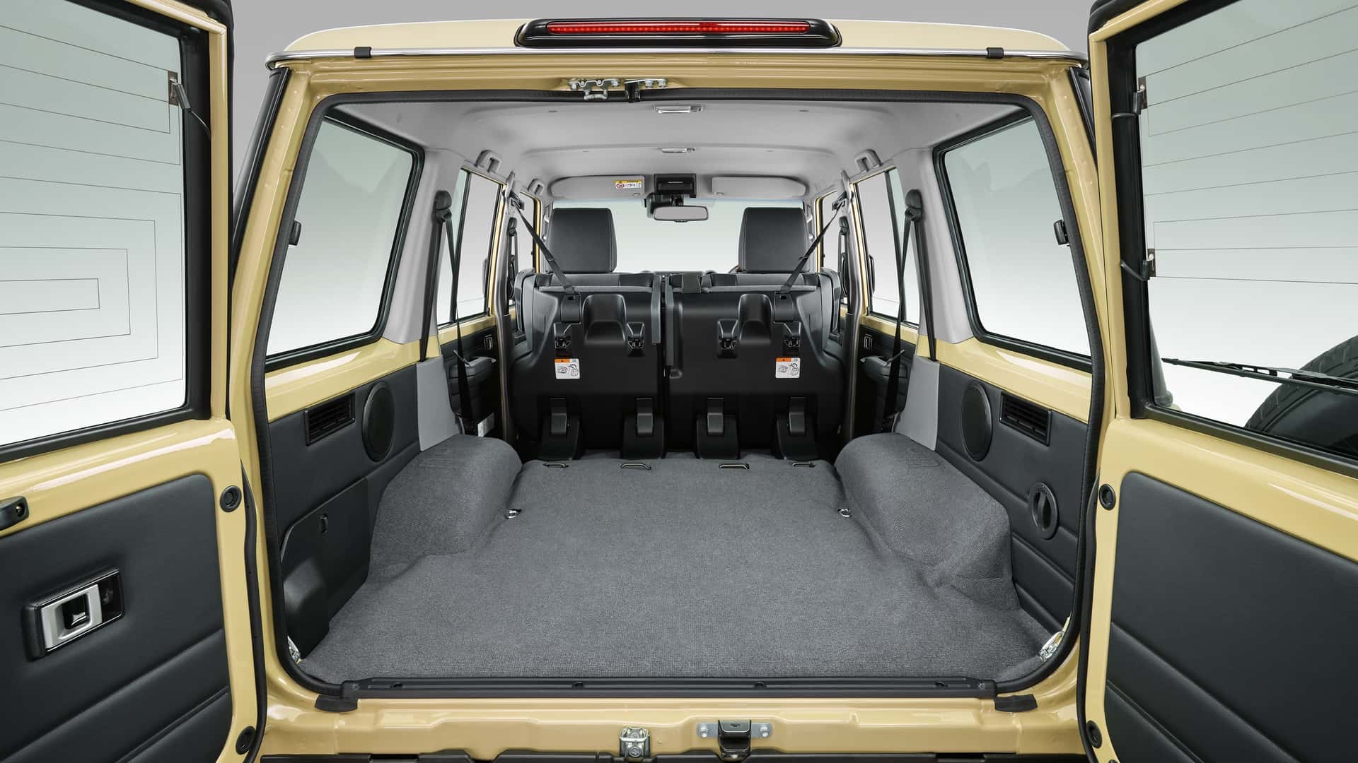 https://cdn.motor1.com/images/mgl/40NWlJ/s1/2024-toyota-land-cruiser-70-series-jdm.jpg