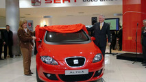 Dr. Andreas Schleef, President of SEAT S.A., and Nuria MarÃƒÆ’Ã†â€™Ãƒâ€šÃ‚Â­n, deputy mayor of L'Hospitalet del Llobregat