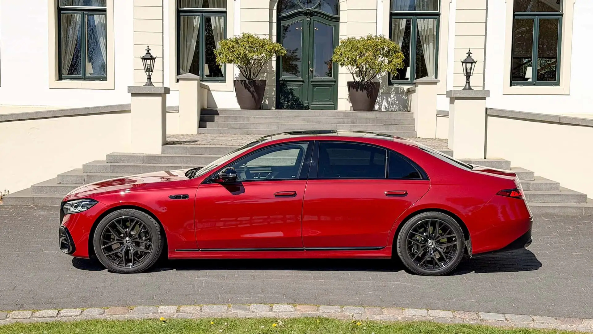 https://cdn.motor1.com/images/mgl/40Y6pz/s1/2027-mercedes-benz-s-class-first-drive-review.webp