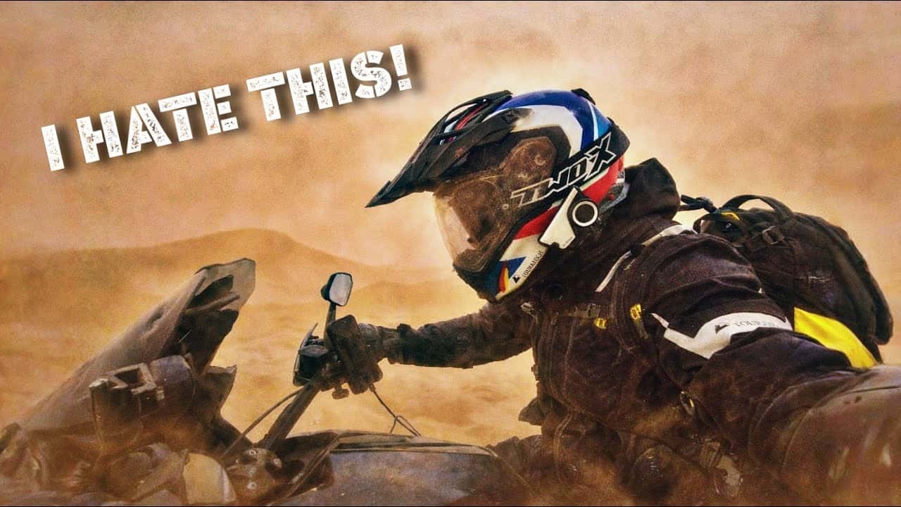 Мото путешественник проехал на электромотоцикле по африканской пустыне и съел песок