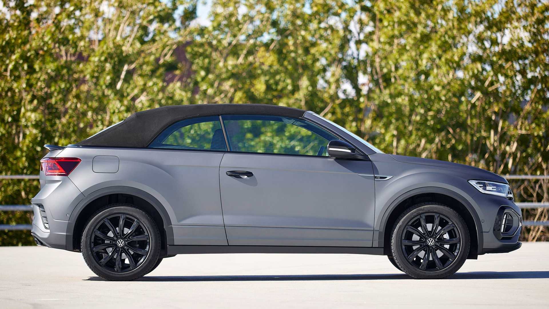 https://cdn.motor1.com/images/mgl/40ZGmJ/s1/vw-t-roc-cabriolet-edition-grey-2022.jpg