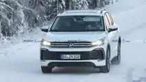 Neue Erlkönigbilder des VW Tiguan (2023) in weiß vom 15.12.2022