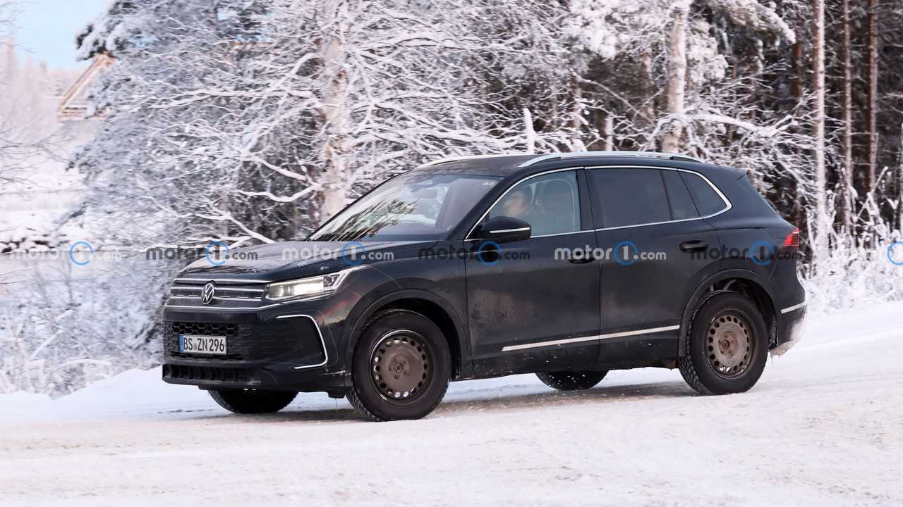 2024 Volkswagen Tiguan Spied With Clever Camo, Fake Exhaust Tips