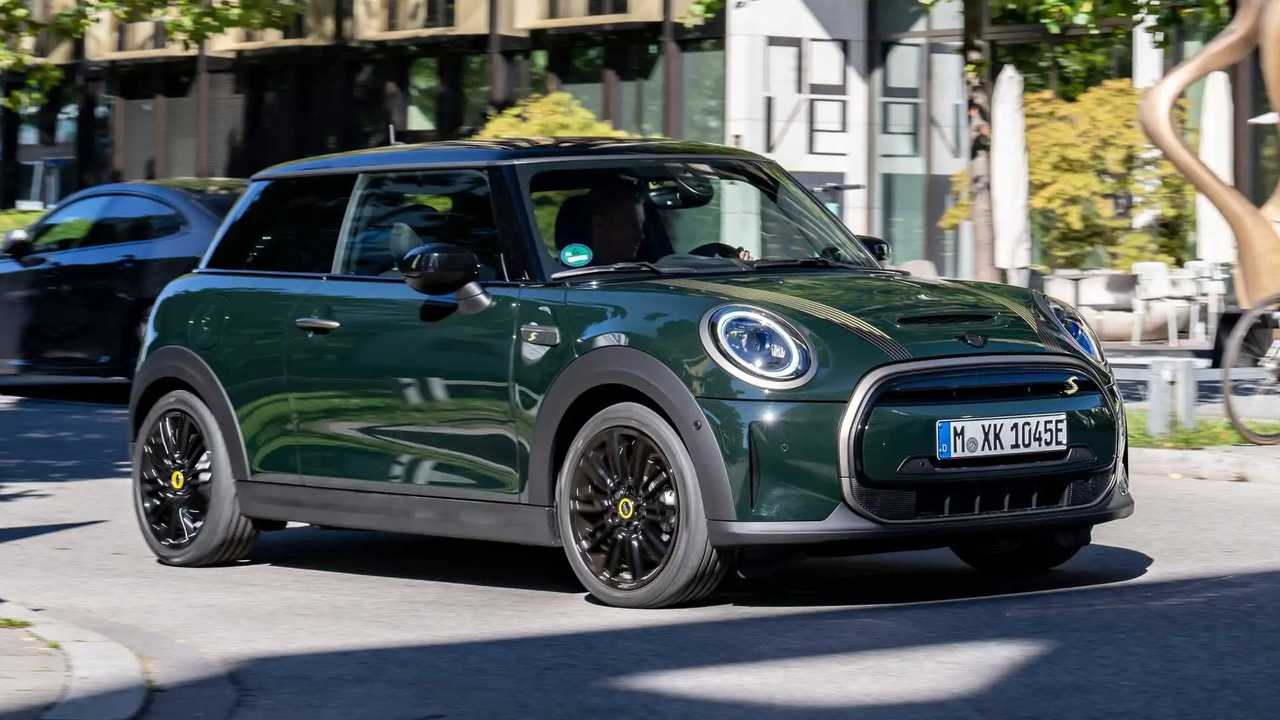 Mini Cooper SE Resolute Edition in Rebel Green mit schwarzem Dach und schwarzen Spiegelkappen