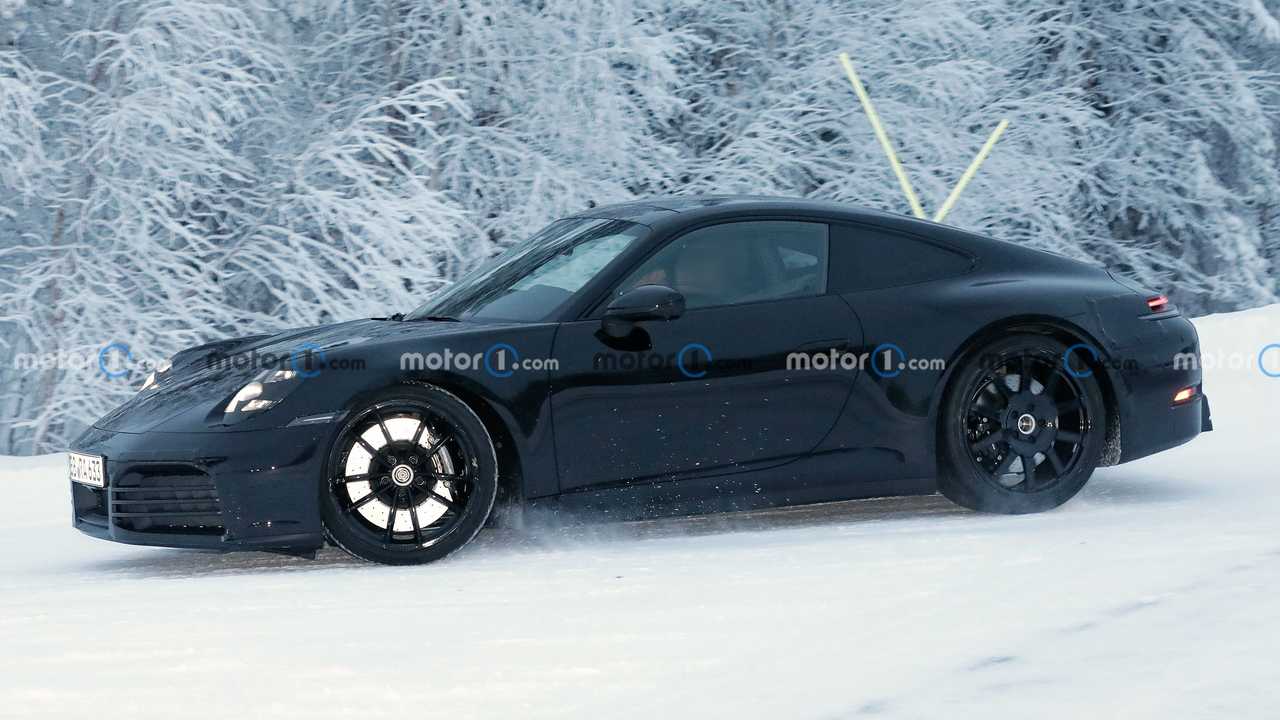 Porsche 911 makyajlı versiyona ait casusu fotoğrafları