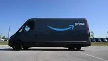 Veicoli elettrici di consegna Amazon presso il centro logistico Amazon