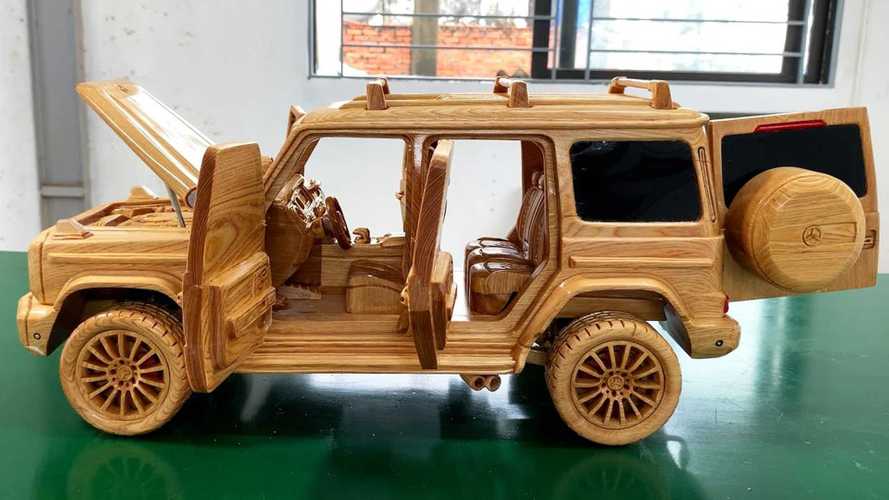 Model Kayu Mercedes G-Class Ini Dipahat Akurat dan Apik