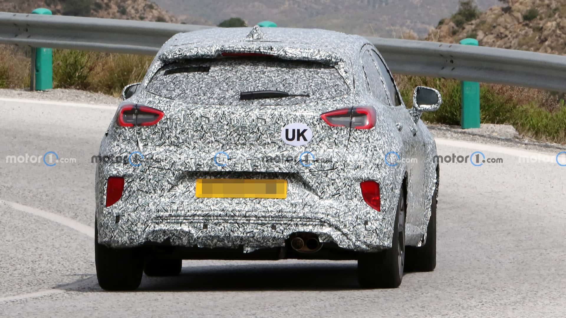 https://cdn.motor1.com/images/mgl/40m6MZ/s1/2024-ford-puma-st-facelift-spy-photo.jpg