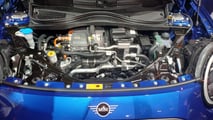 Mini Cooper SE: Der Motorraum mit zahlreichen Kühlrohren und -schläuchen