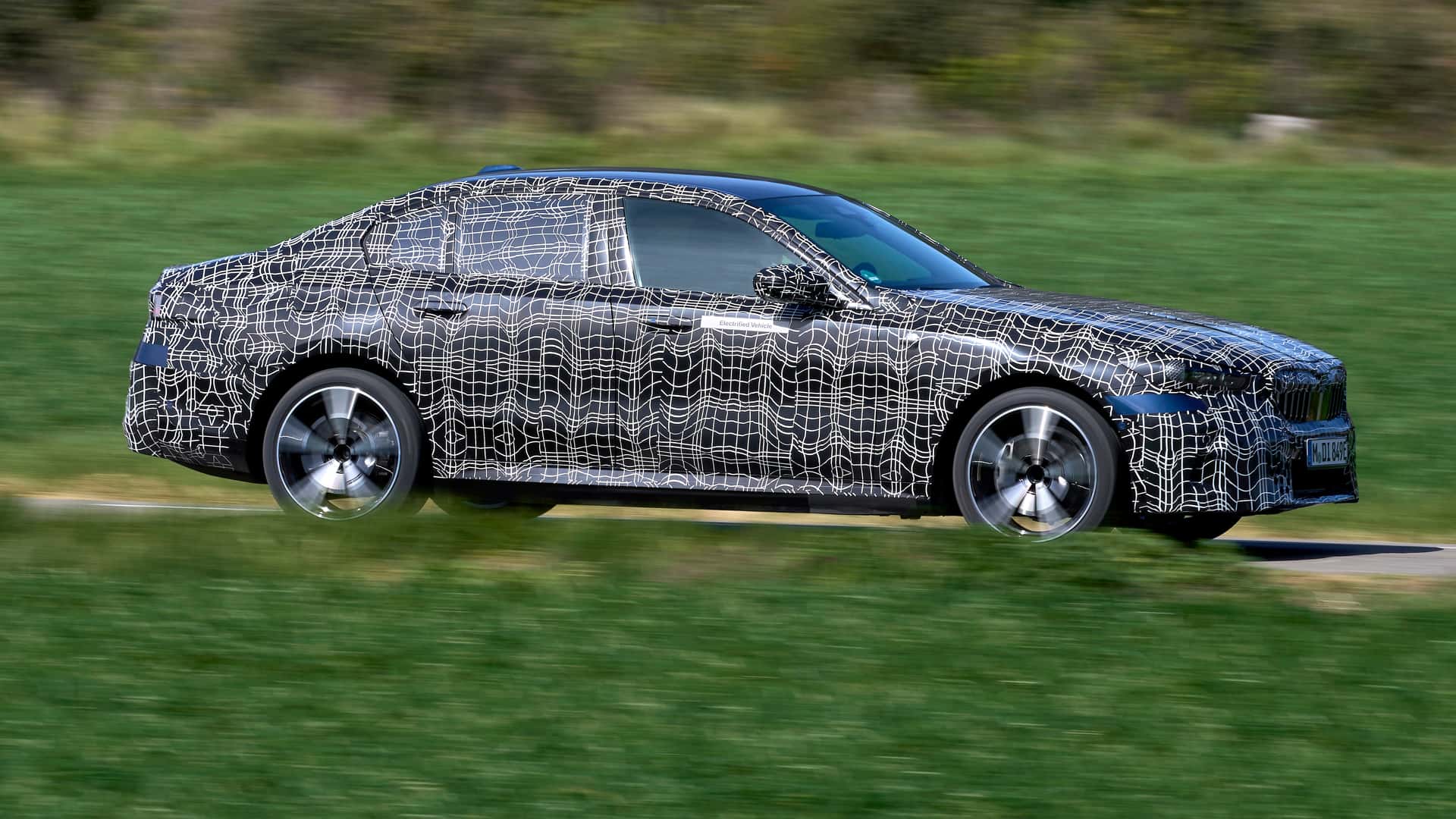 https://cdn.motor1.com/images/mgl/40mLvq/s1/2024-bmw-i5-edrive40.jpg