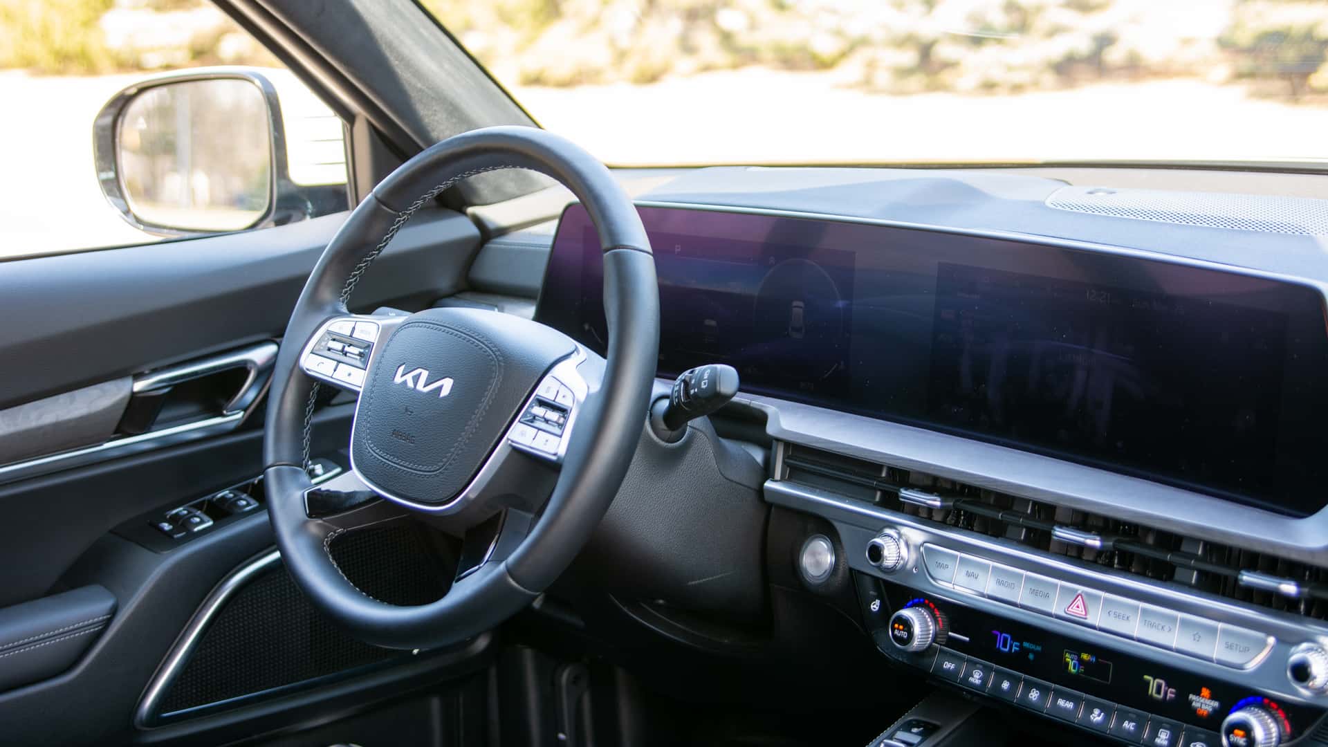 https://cdn.motor1.com/images/mgl/40mN1o/s1/2023-kia-telluride-interior.jpg