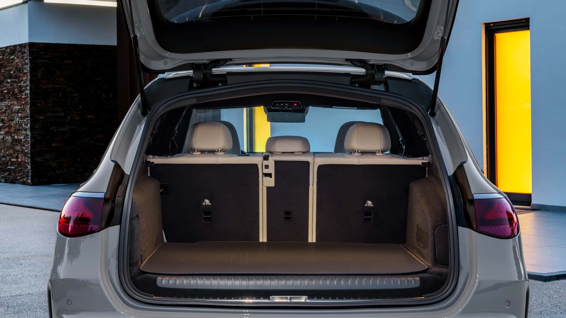 https://cdn.motor1.com/images/mgl/40mVXM/s1/2024-mercedes-e-class-estate.jpg