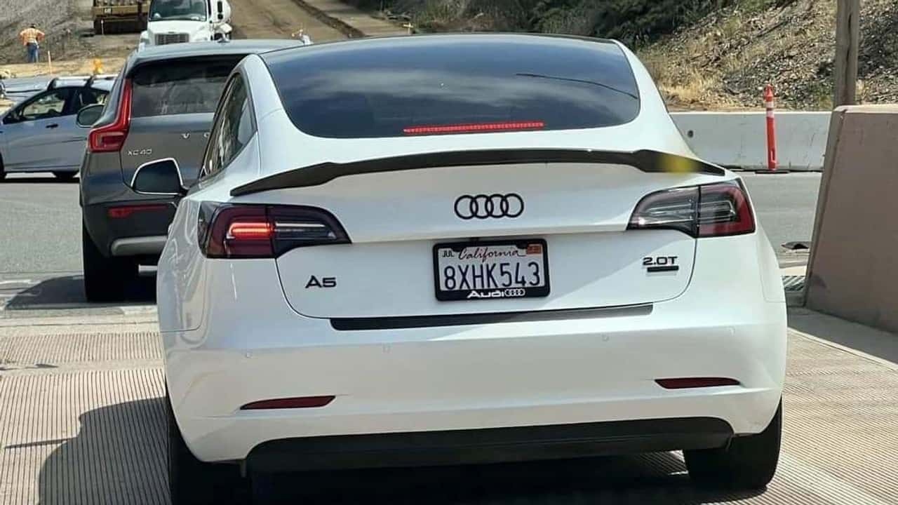 Una Tesla Model 3 con loghi Audi