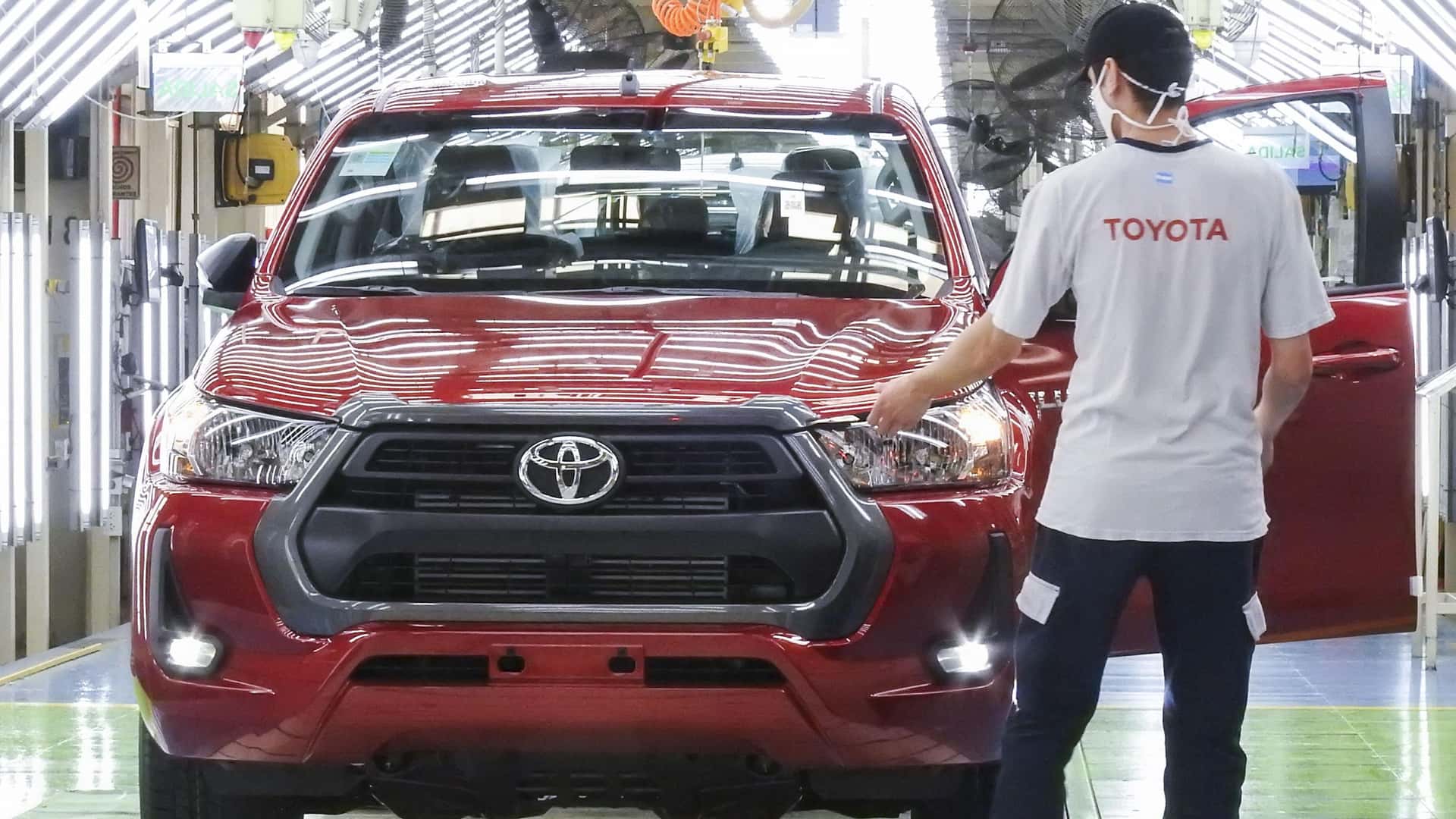 Toyota pena para dar conta da produção da Hilux e culpa é do Brasil