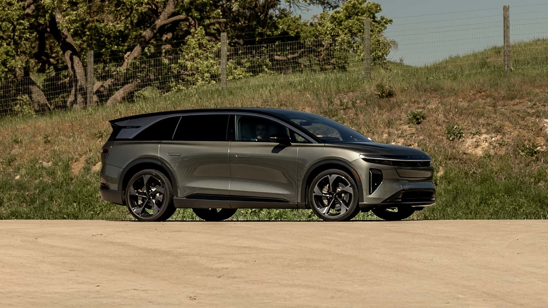 2025-lucid-gravity-grand-touring.jpg