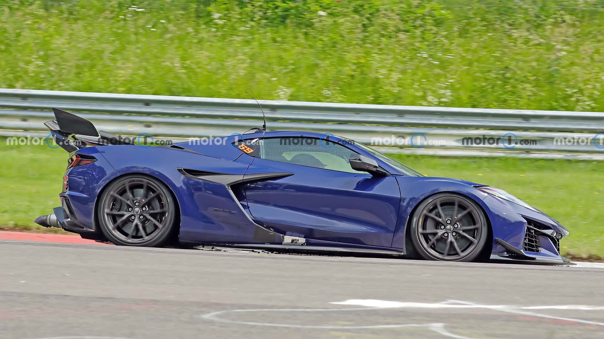 https://cdn.motor1.com/images/mgl/40xqwA/s1/2026-chevrolet-c8-corvette-zora-spy-shots-undisguised-exterior-26.jpg