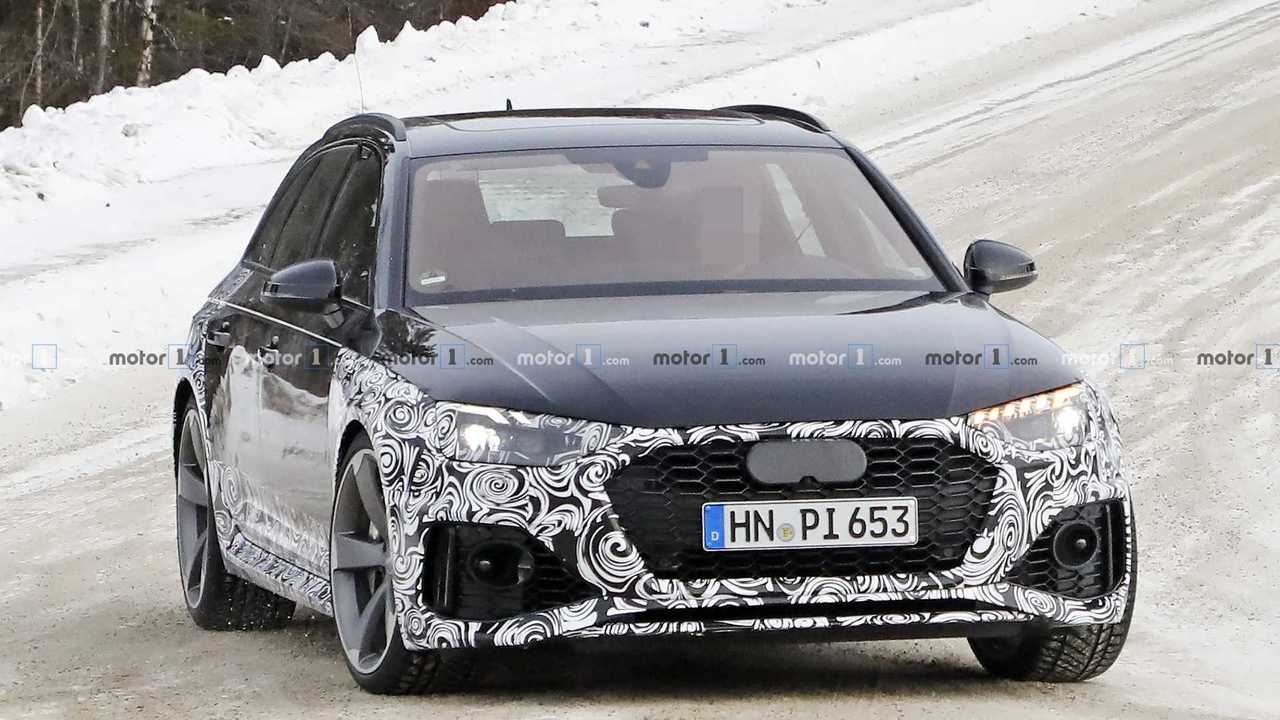 2020 Audi RS4 Avant lifting foto spia