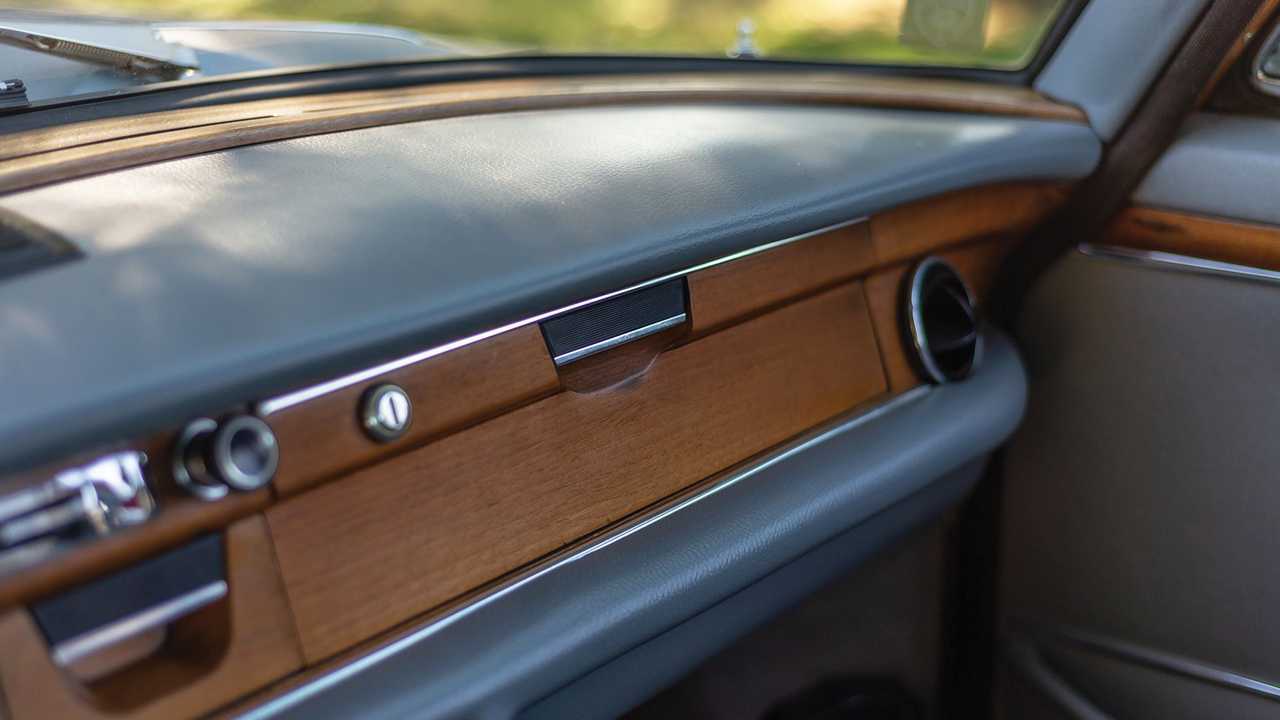 Mercedes W 108, la plancia imbottita