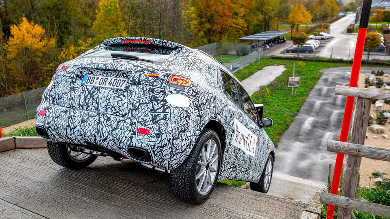 Nuova Mercedes GLA, i teaser
