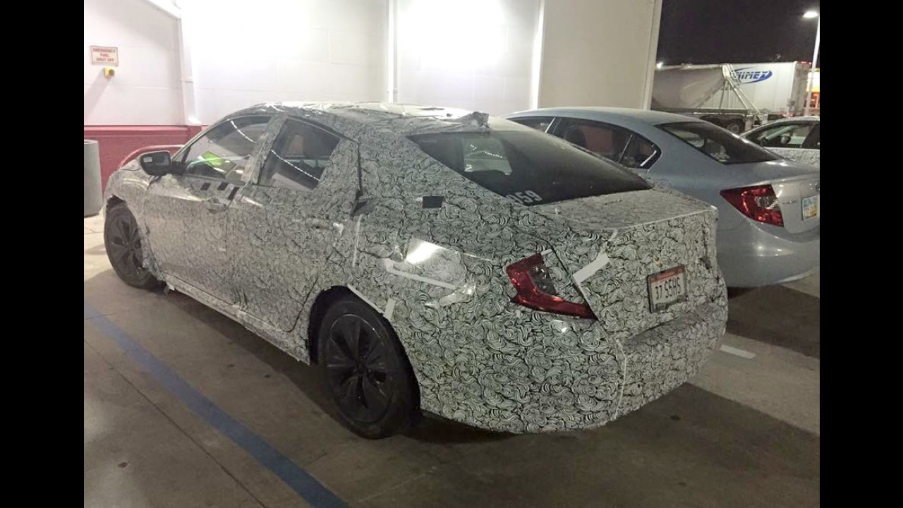 Flagra: novo Honda Civic 2016 é clicado em posto de gasolina