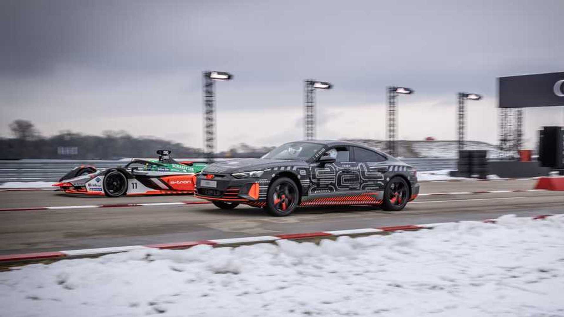 Un Automobile Ha Una Massa Di 900 Kg