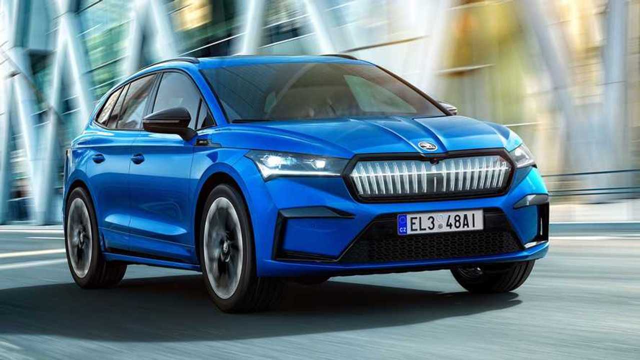 Skoda Enyaq iV Sportline in Blau (Fahraufnahme)