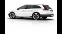 Opel Insignia CrossFour, le immagini in Rete