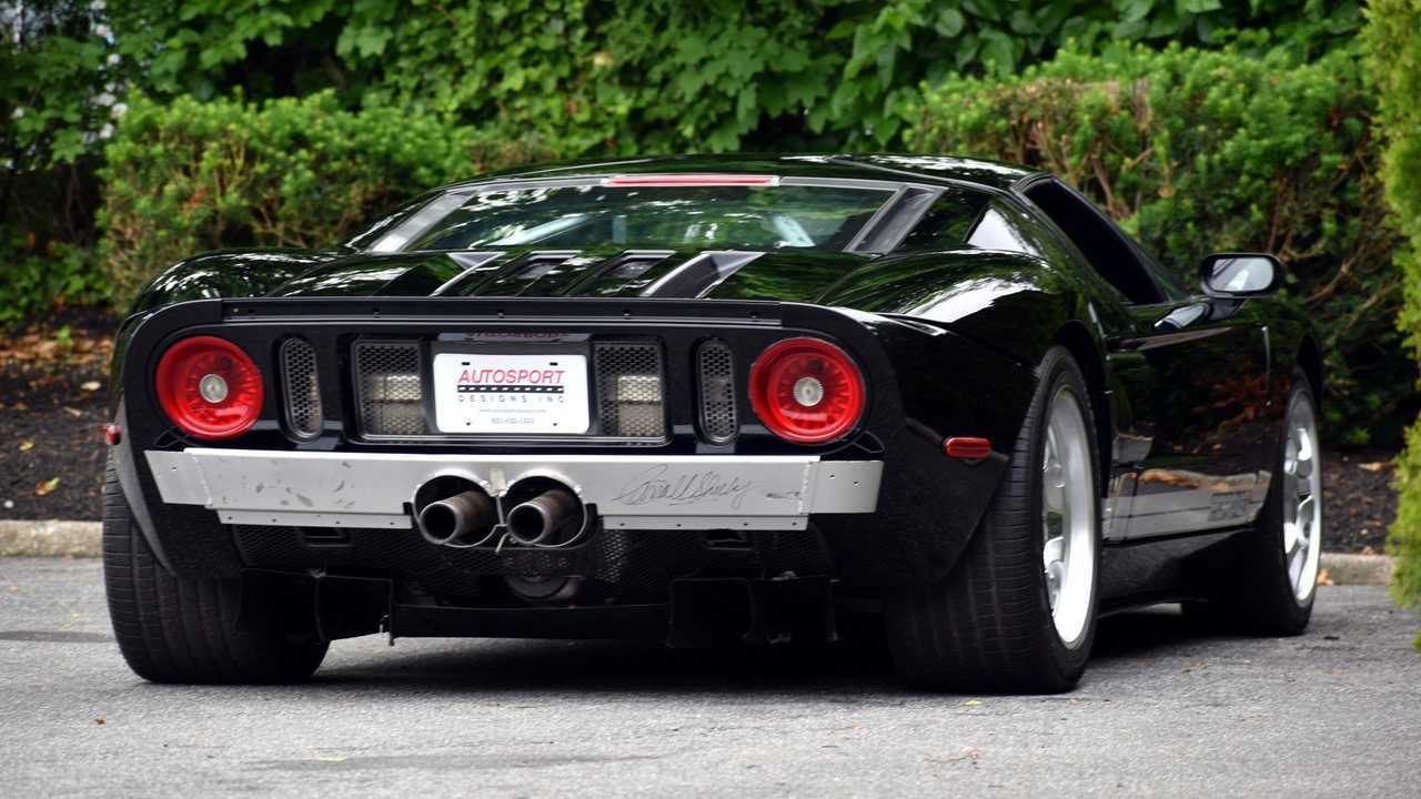 Прототип Ford GT в три четверти сзади