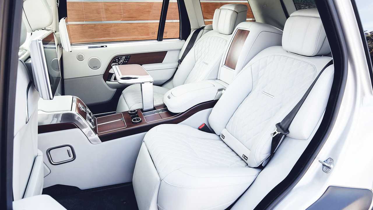 Range Rover vs Ferretti Yachts 1000