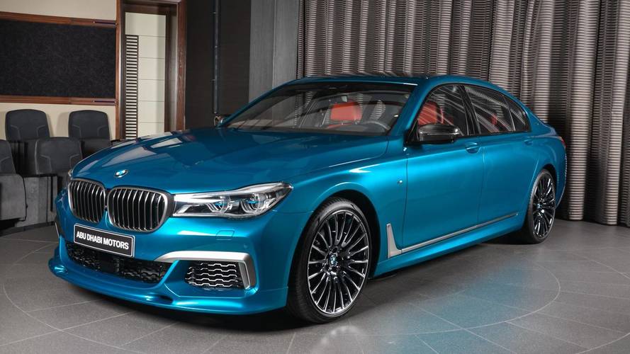 BMW M760Li xDrive en azul Long Beach