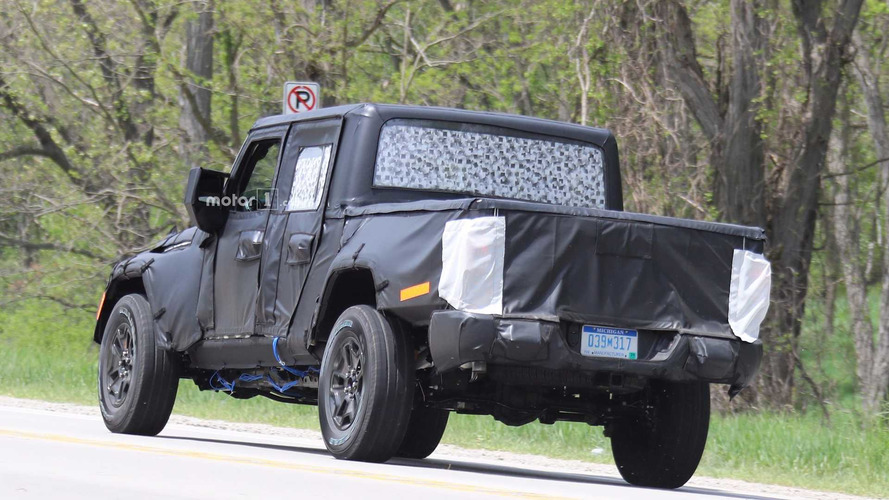 2019 Jeep Wrangler pickup spy photo
