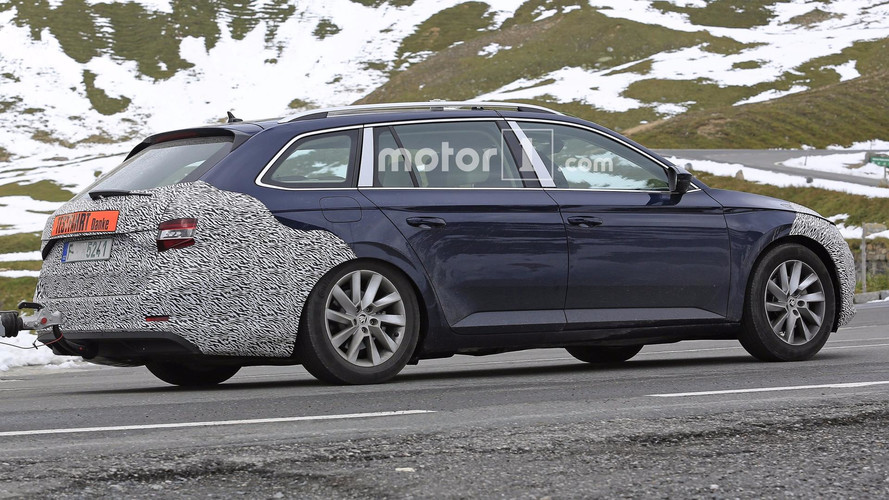 Skoda Superb facelift spy photo