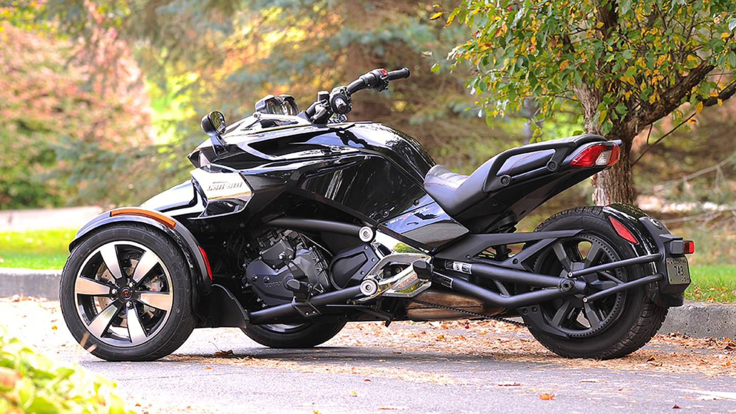 Tire Roasting Roadster The 2015 CanAm Spyder F3