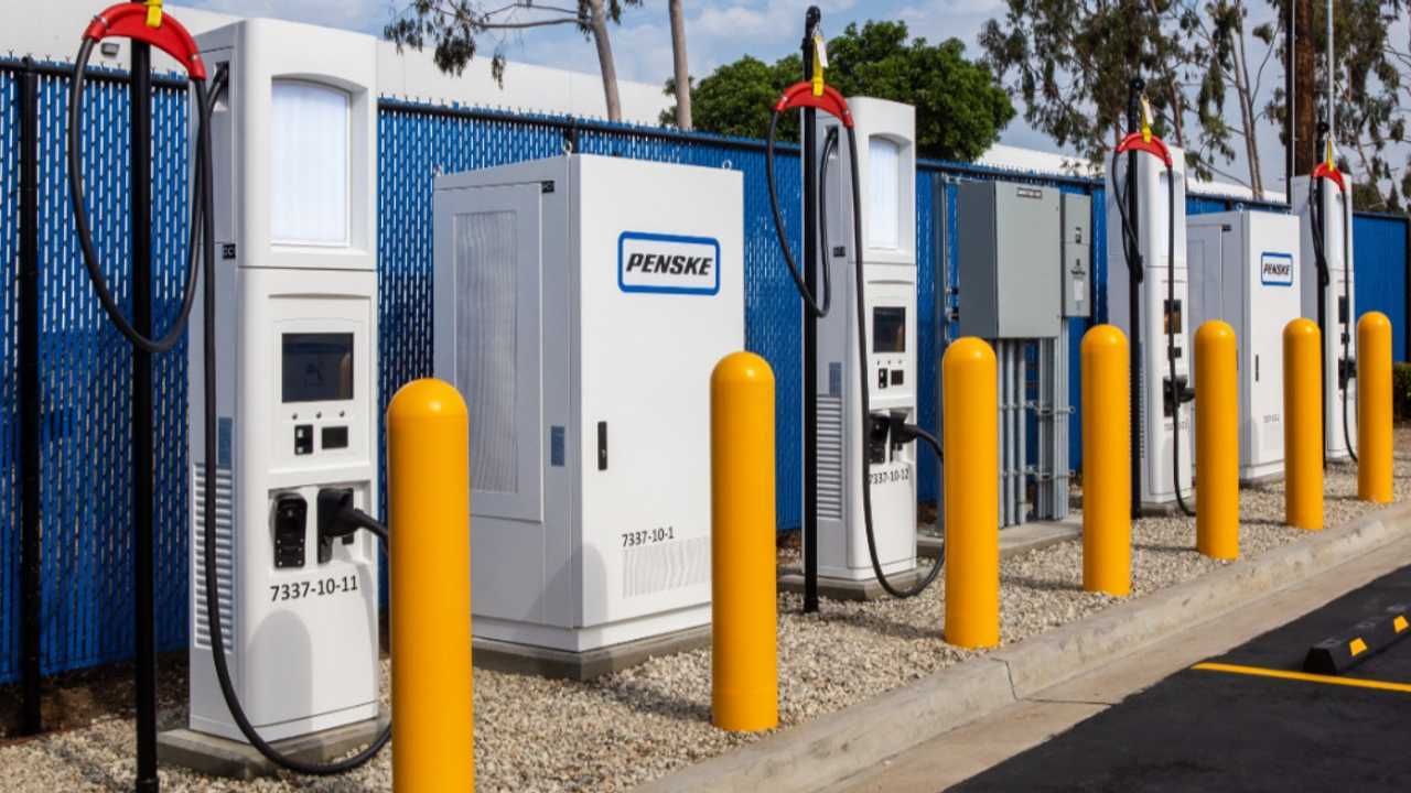 Penske Truck Leasing Opens High-Speed Commercial Electric Truck Chargers in Southern California