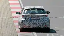 Nuova Toyota Yaris Hybrid, le foto spia