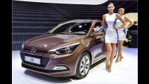 Gleich zwei nette Damen hat Hyundai mitgebracht. Und, um Ihren Blick auch darauf zu lenken, den neuen i20 ...