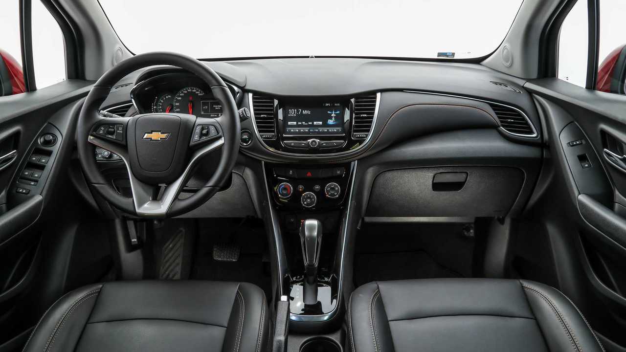 Comparativo - Citroën C4 Cactus Shine Pack vs. Chevrolet Tracker MIdnight