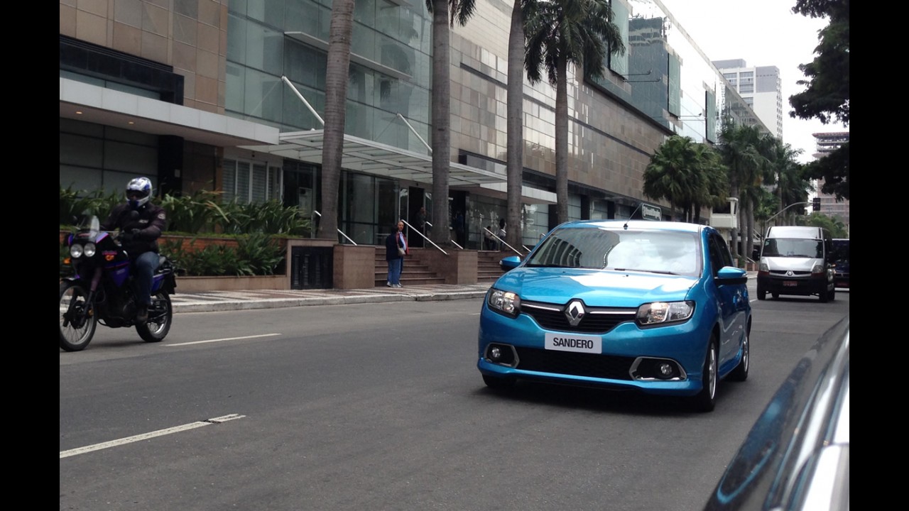 Exclusivo! Flagramos o novo Sandero 2015 na gravação de comercial