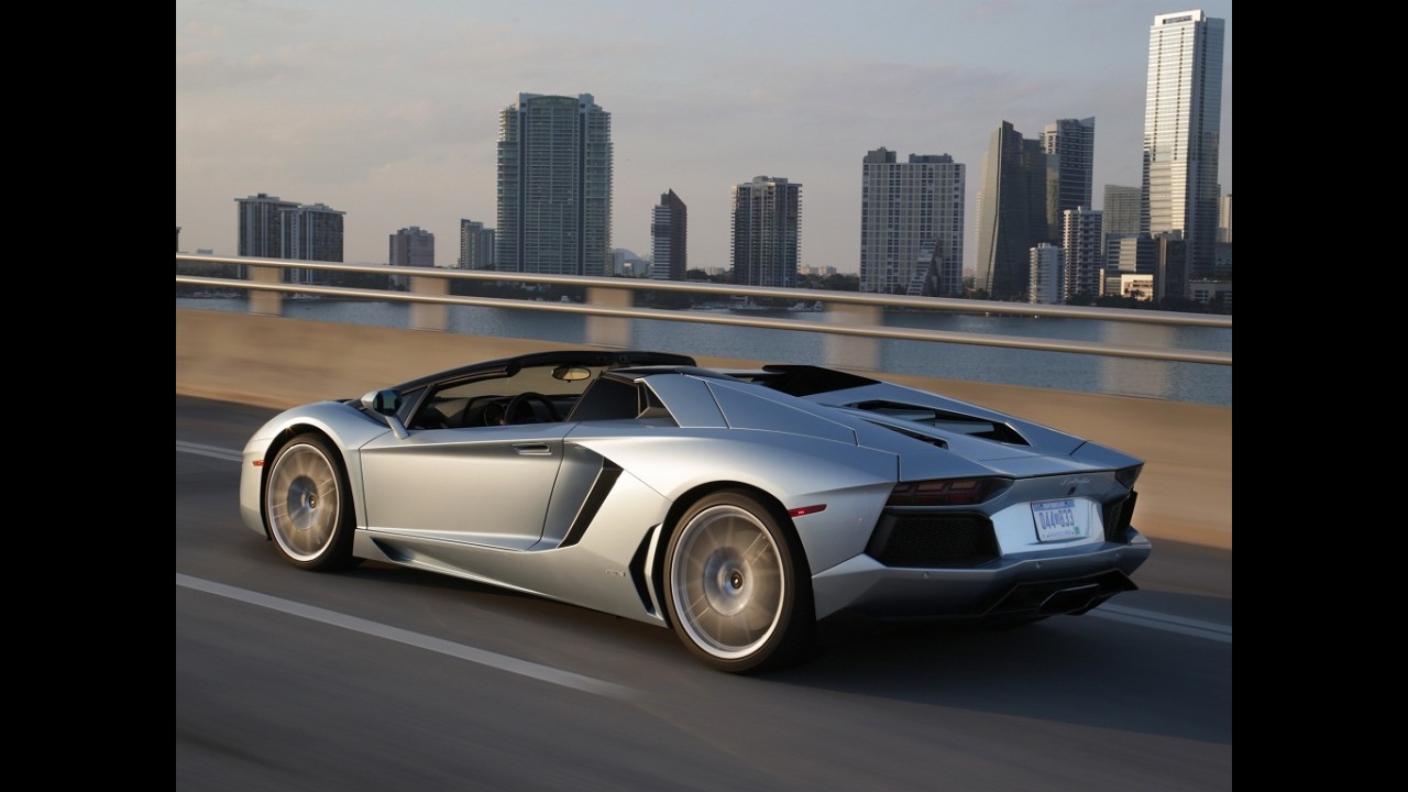 Lamborghini Aventador Roadster chega ao Brasil em junho