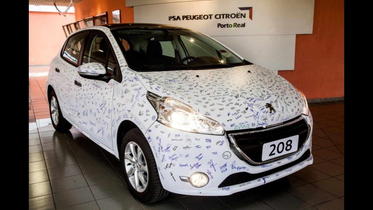 Peugeot 208 é autografado por funcionários brasileiros