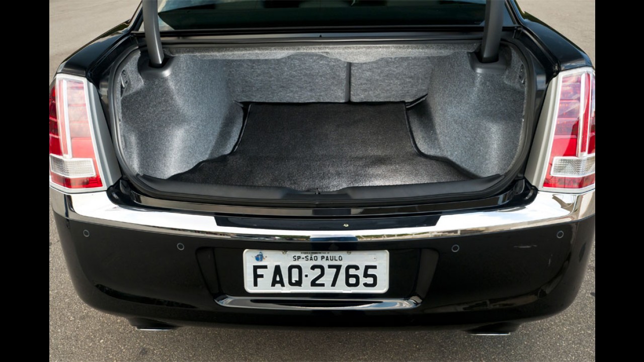 Novo Chrysler 300C é lançado oficialmente no Brasil custando a partir de R$ 179.900