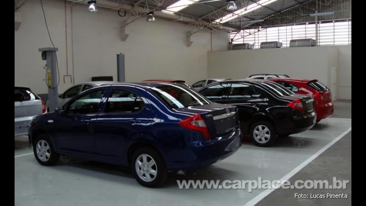 Preparando o lançamento: Novas fotos mostram os chineses JAC J3 hatch e sedan no Brasil