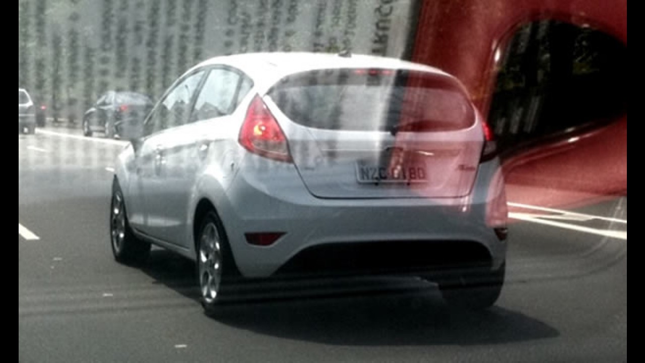 Flagra: New Fiesta Hatch já roda sem disfarces no Brasil