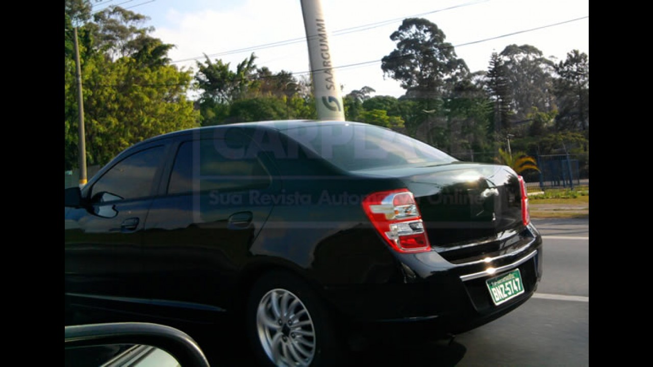 Flagra: Novo Chevrolet Cobalt sem disfarces - Veja as diferenças com o Agile