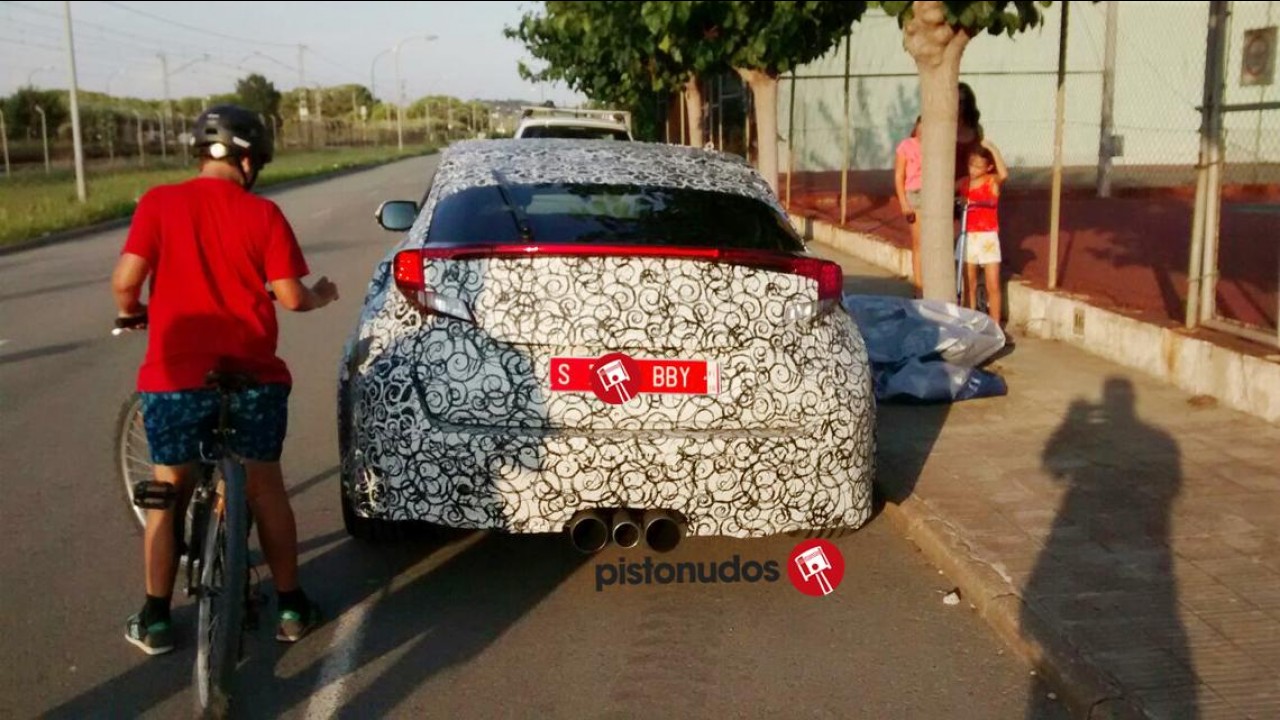 Flagra! Honda testa versão esportiva do novo Civic Hatch